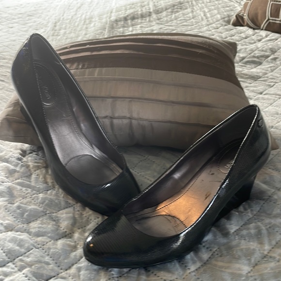 Calvin Klein 2 1/2 inch black Patton, wedge heel - Picture 1 of 6